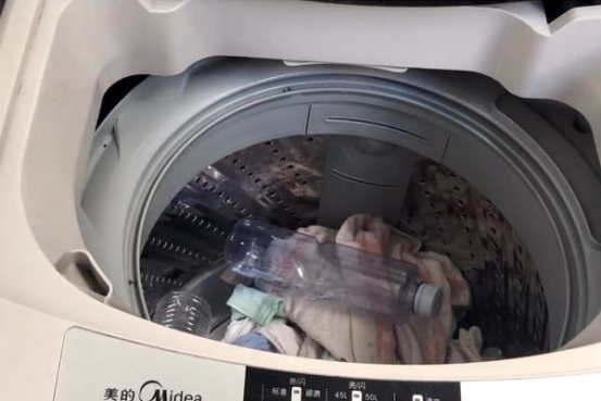 洗衣机里面有脏碎末排不出去怎么办啊？