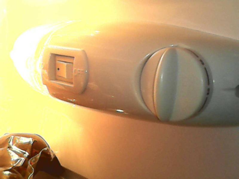 冰箱里的灯牌只有我们在打开冰箱门的时候才会亮,这里用到一个微动